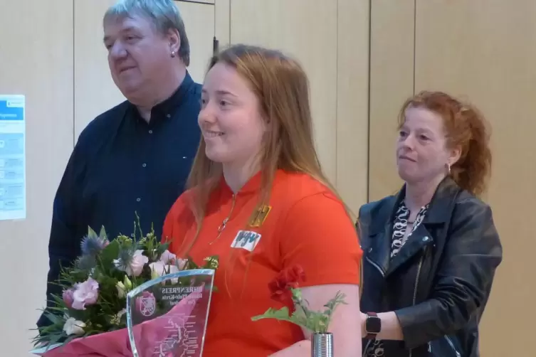 Die Familie ist wichtig &ndash; Samantha Borutta mit ihren Eltern Peter und Anette bei der Ehrung zur Kreissportlerin des Jahres. 