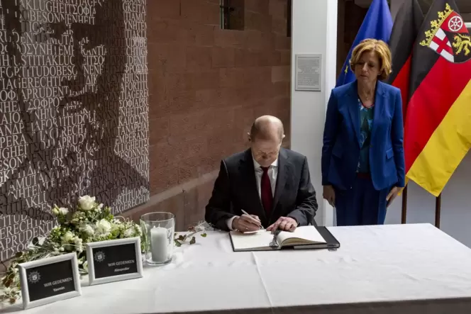 Bundeskanzler Olaf Scholz, hier mit Ministerpräsidentin Malu Dreyer, trug sich am Freitag in Kaiserslautern in die Kondolenzbüch Bundeskanzler Olaf Scholz, hier mit Ministerpräsidentin Malu Dreyer, trug sich am Freitag in Kaiserslautern in die Kondolenzbüch