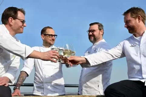Vier Sterneköche aus der Verbandsgemeinde stoßen auf ihren Erfolg an: (von links) Jean Philipp Aiguier, Daniel Schimkowitsch, St