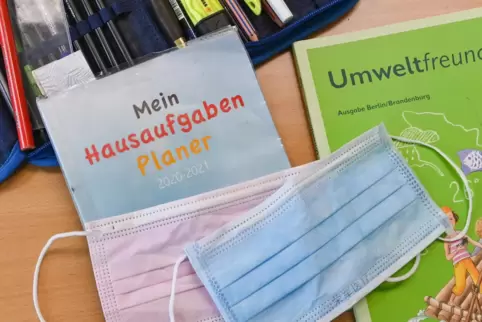 An Grund- und Förderschulen dürfen Schüler seit dieser Woche die Maske während des Unterrichts abnehmen. 