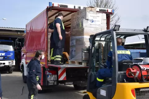THW und Feuerwehr helfen: Hilfsgüter werden verladen. THW und Feuerwehr helfen: Hilfsgüter werden verladen.