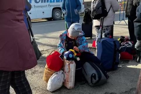 Die Mutter des Mädchens ist zum Stillen in ein Zelt gegangen. Die Kleine muss auf das Hab und Gut der Familie aufpassen. 