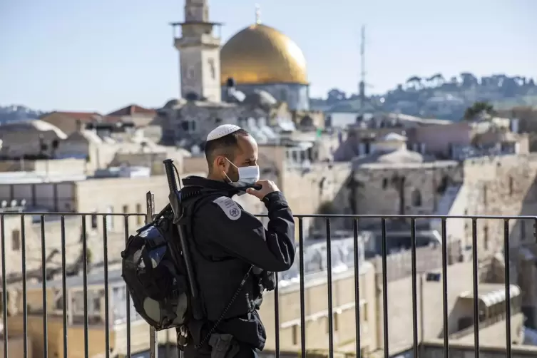 Jerusalem: Ein israelischer Soldat in der Altstadt vor der Kulisse mit Felsendom.