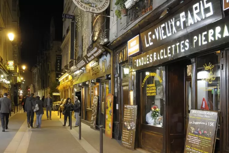 Paris: Abendstimmung in einer Gasse des Quartier Latin. 