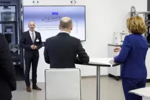 Der Geschäftsführende Direktor des DFKI, Andreas Dengel (links) gab Bundeskanzler Olaf Scholz und Ministerpräsidentin Malu Dreye Der Geschäftsführende Direktor des DFKI, Andreas Dengel (links) gab Bundeskanzler Olaf Scholz und Ministerpräsidentin Malu Dreye
