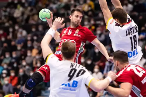 Die deutschen Spieler stemmen sich einem Angriff entgegen.