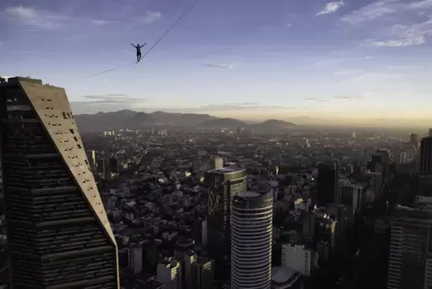  Über den Dächern von Mexiko City: 2016 balancierte Alexander Schulz zwischen den beiden höchsten Gebäuden der Stadt. Unter ihm 