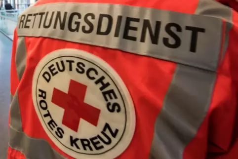 Da Rettungskräfte im Einsatz Polizeivollzugsbeamten laut Polizei gleichgestellt sind, erwartet den Betrunkenen eine Strafanzeige