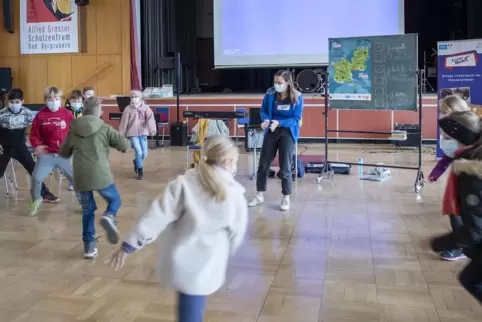 Manche Spiele erfordern auch mehr Bewegung: France-Mobil-Lektorin Mathilde Zilliox bei ihrem Besuch in Bad Bergzabern.