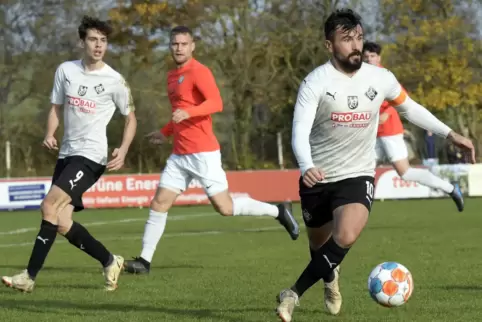 Nico Pantano ärgerte sich über das Unentschieden des FCA in Gonsenheim. Denn der Kapitän hätte das Spiel entscheiden können. 