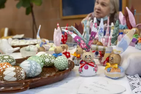 Rund 20 Ausstellerinnen und Aussteller wie Maria Koch präsentierten am Wochenende ihre kleinen Kunstwerke auf dem Ostereiermarkt
