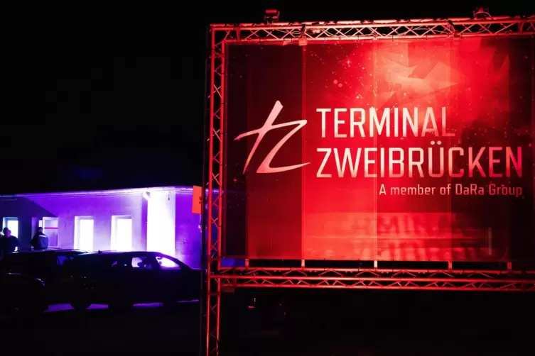 Zur Eröffnung des Zweibrücker Terminals, der Konzert- und Partyhaslle auf dem Flugplatz, prangte ein neues Banner vor dem Haus. 