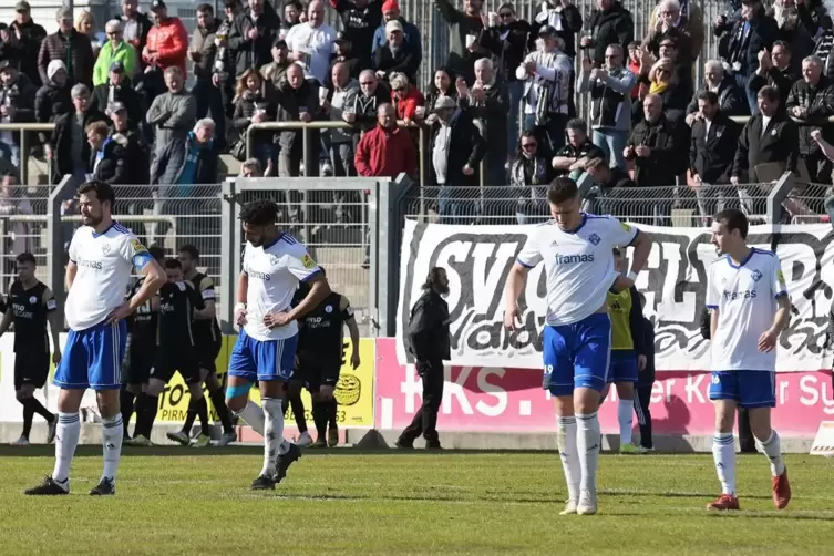 Nach dem 0:2 jubeln die Elversberger mit ihrem Anhang, während die FKP-Spieler (von links) David Becker, Salif Cissé, Moritz Zim