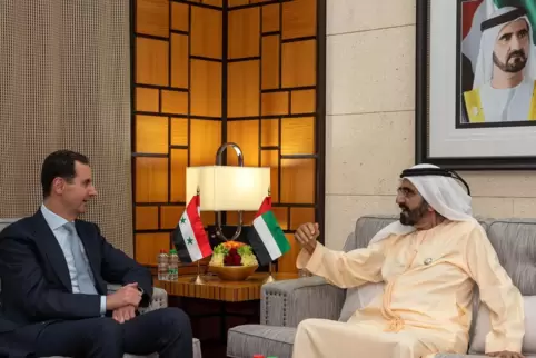 Scheich Mohammed bin Rashid Al Maktoum (r), Premierminister der Vereinigten Arabischen Emirate, bei einem Treffen mit dem syrisc