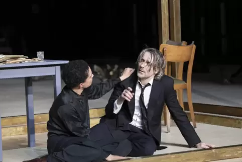 Zermürbt auch seine Geliebte: Iwanow (Jens Harzer) mit Sascha (Gina Haller), in der Inszenierung des Schauspielhauses Bochum. 