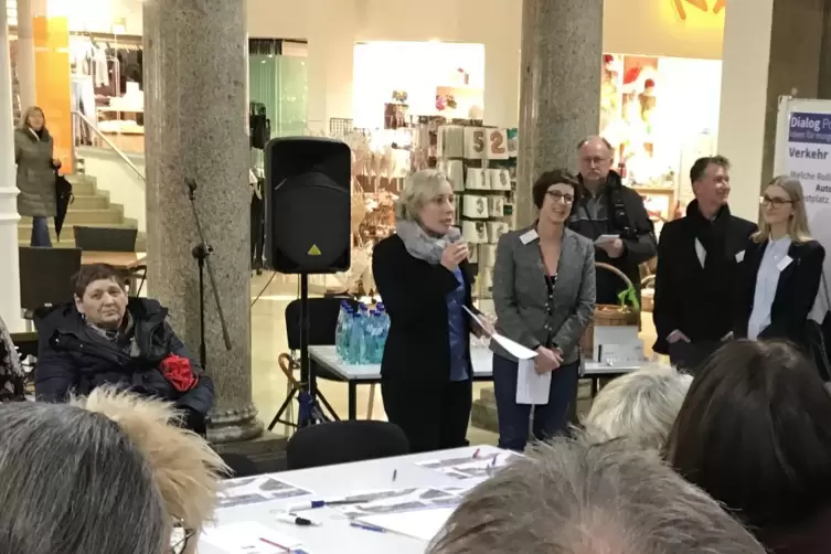 Januar 2020: Oberbürgermeisterin Stefanie Seiler ( Mitte) moderiert eine Bürgerbeteiligungsveranstaltung zum Postplatz. 