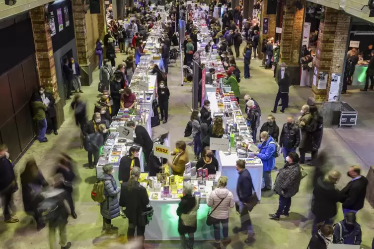 Zahlreiche Bücherfreunde sind ins Werk II in Leipzig zur Ersatz-Buchmesse gekommen. 