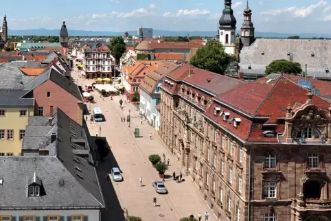 Stadtverwaltung: rechts das Stadthaus, im Hintergrund die Alte Münze als Sitz der Kämmerei. 