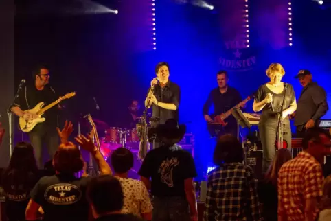 Countrysongs in Ramstein bot Texas Sidestep mit (von links) Bill Boshun, Oliwer Aslan, Alex Untz, Aurelien Boileau , Christelle 