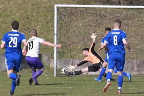 Geschickter Schlenzer: Busenbergs Felix Burkhard (Zweiter von links) überwindet SVN-Torwart Robin Koch und erzielt die 2:1-Führu