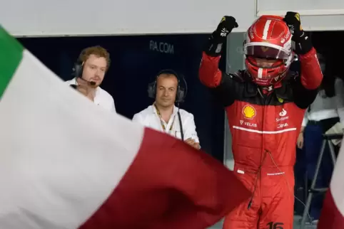 Italienische Flaggen für Ferrari: Der monegassische Fahrer Charles Leclerc bejubelt seinen Sieg am Sonntag in Bahrain. 