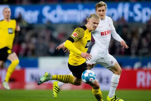 Enges Duell: Erling Haaland (l.), BVB, gegen Kölns Timo Hübers.