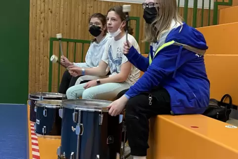 Ab der Pause sorgen drei Jugendspielerinnen für Stimmung im TSG-Sportzentrum.