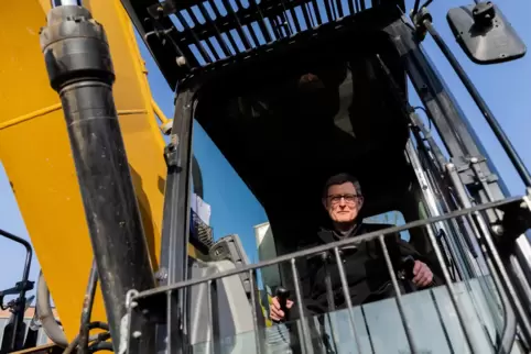 Der umstrittene Kölner Kardinal Rainer Maria Woelki am Montag im Bagger. 
