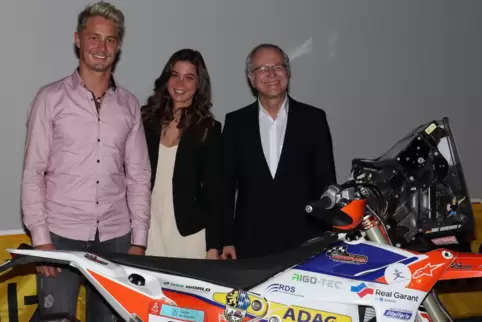 Mike Wiedemann vor seinem Zweirad mit Rallye-Beifahrerin Lisa Kiefer und ADAC-Pfalz-Vorstandsmitglied Volker Kettering (rechts).