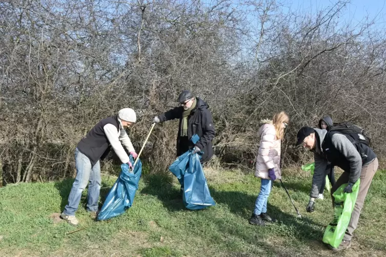 Familie Storfinger und Rainer Keck beim Einsammeln von M&uuml;ll beim Dreck-Weg-Tag in Dannstadt-Schauernheim.