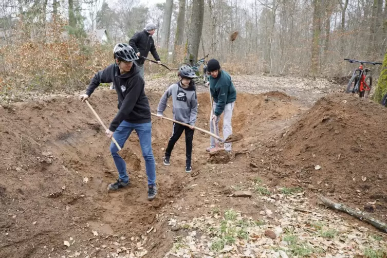Beim Waldspielplatz bauen Jugendliche einen kleinen Bikepark. Vorne (von links) Daniel Aurich, Jakob Mende und Henri Flohr, hint
