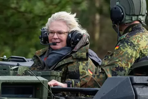 Verteidigungsministerin Christine Lambrecht (SPD) Anfang dieses Jahres bei ihrem Besuch der Panzerlehrbrigade 9 in einem Panzer.