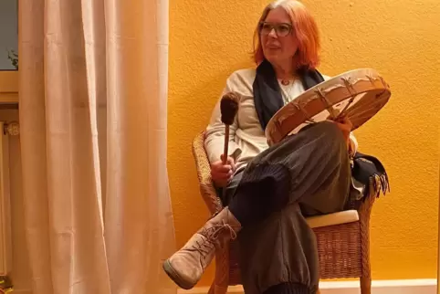 Sie bietet eine Übergangslösung: Bei den Gruppentreffen der Speyerer Psychotherapeutin Loretta Moore kommt auch eine Trommel der