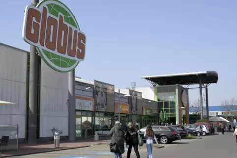 Der Globus-Markt am Tag danach. Der Geldautomat befand sich in der Ladenpassage vor den Kassen. 