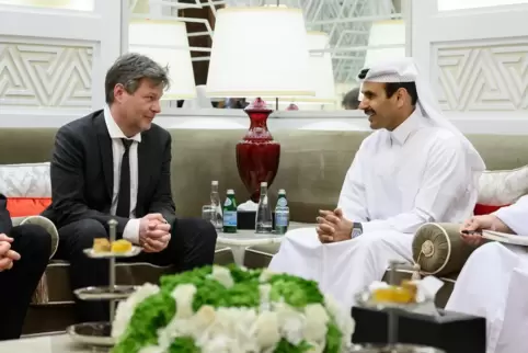 Robert Habeck im Gespräch mit Saad Scharida al-Kaabi, dem Energieminister Katars.
