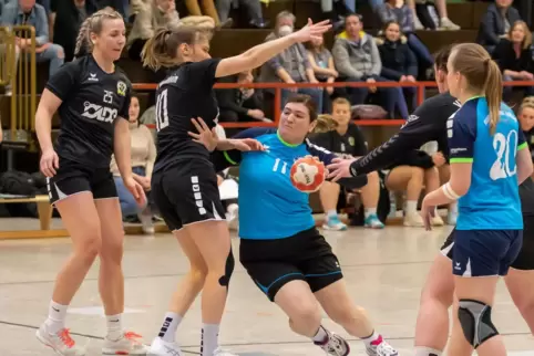 Ersatzgeschwächt tut sich die HR aktuell in der Pfalzliga richtig schwer. Jessica Walter (am Ball) traf gegen Mundenheim II imme