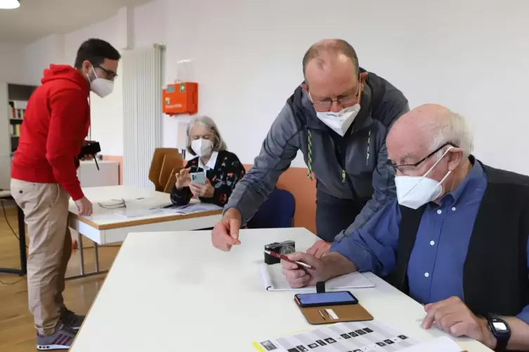Im Landauer Seniorenbüro lernen Menschen wie Monika Gasser und Paul Kleiner (beide sitzend), wie sie mit mobilen Endgeräten umge