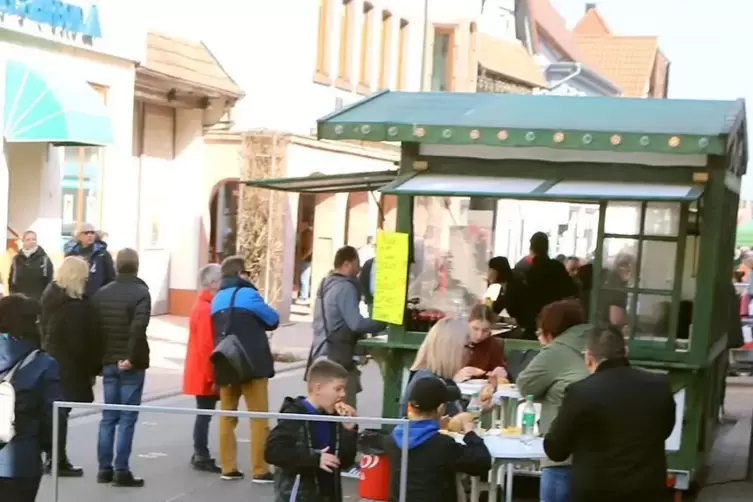 Schlangestehen am Imbiss. 