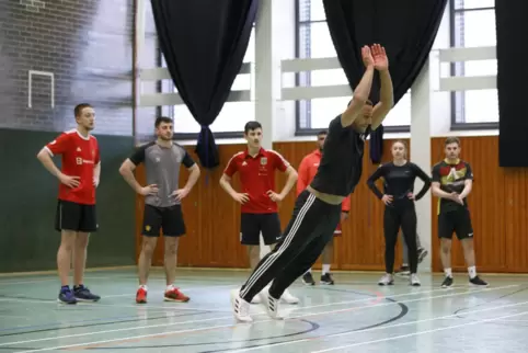 Macht vor, wie’s geht: Karatebundestrainer Jonathan Horne beim Heimspiel in der Turnhalle des Heinrich-Heine-Gymnasiums. 