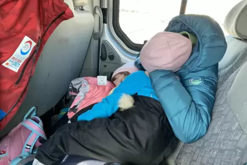 Nach der nächtlichen Flucht aus Lwiw sind die beiden erschöpft. 