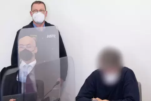 Der Angeklagte sitzt auf der Anklagebank. Links sein Anwalt Alexander Klein.