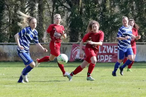  Die Riegelsbergerin Kira Lackmann (links), Schützin des 0:1, treibt den Ball, neben ihr Fabienne Heintz. 