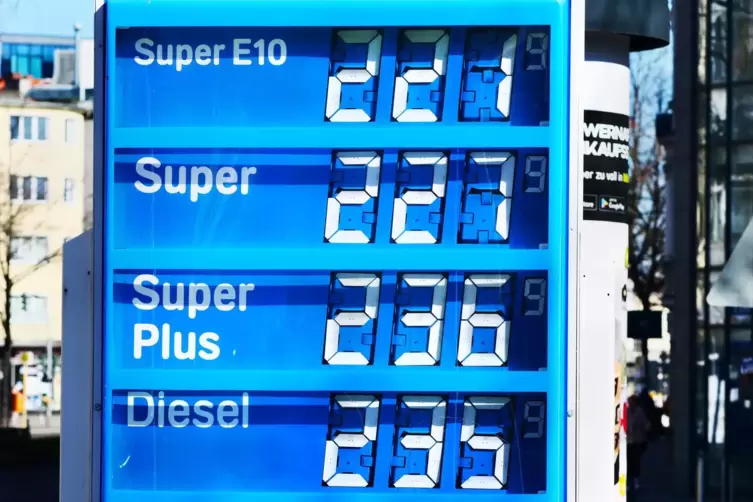 Schwindelerregend: Die Preise f&uuml;r Sprit sind teuer wie nie. In der Taxibranche sind viele Diesel-Fahrzeuge unterwegs.