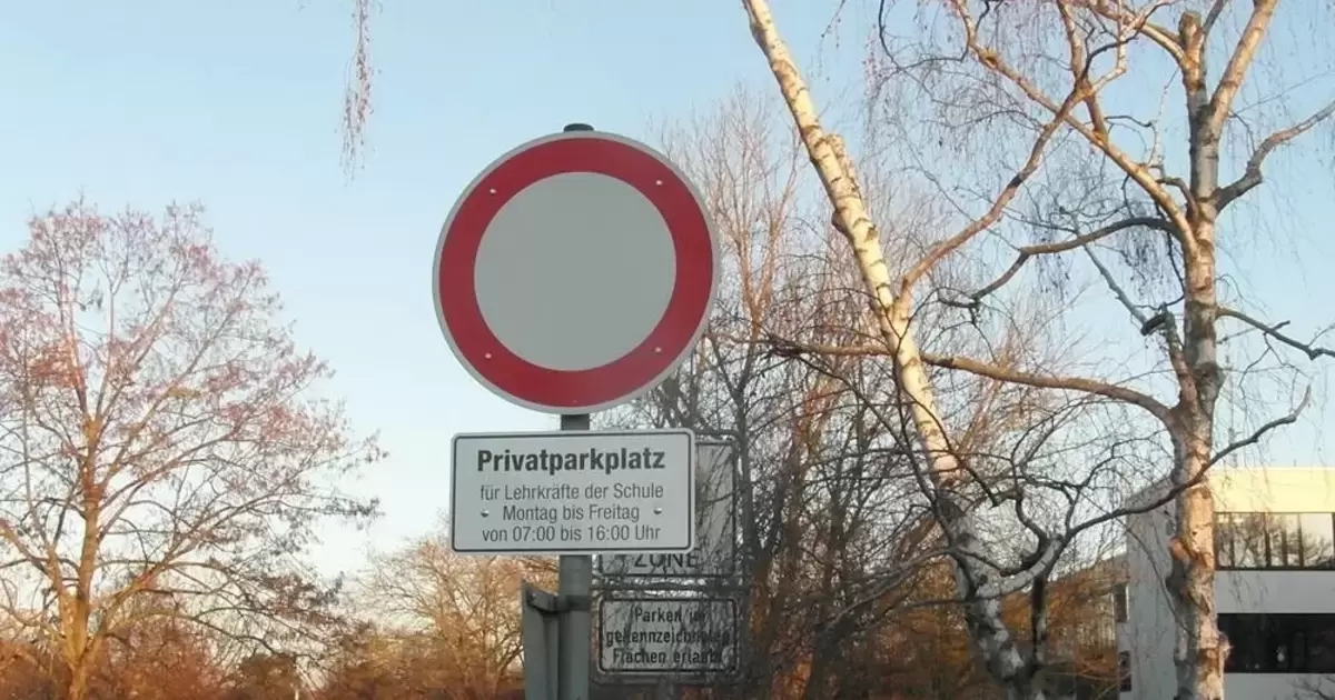 Privat Parkplatz Schild /private parking sign by Stefan