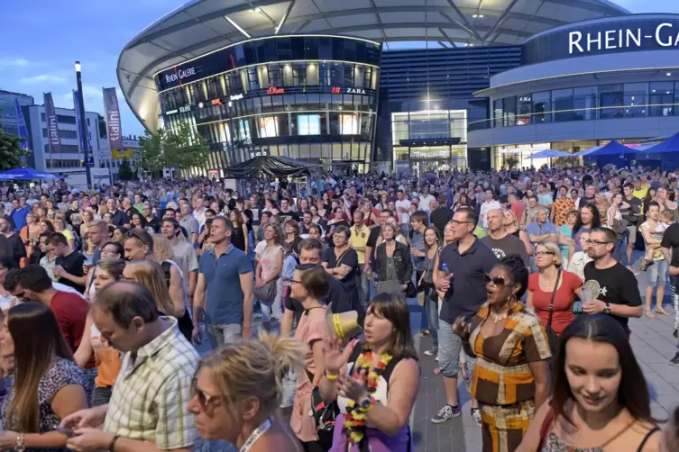 Besucher des Grand-Malör-Konzerts auf dem Platz der Deutschen Einheit beim Stadtfest 2019.