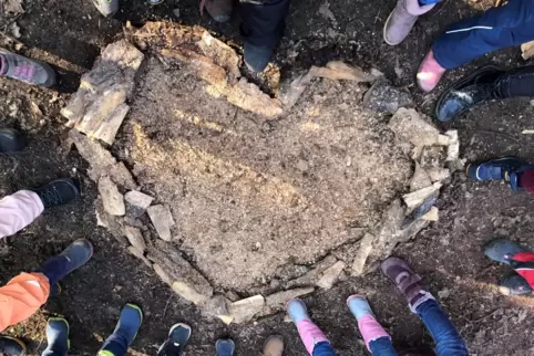Zum Wünsche hineinlegen: Am Kraftschöpf-Nachmittag mit Barbara Vogel gestalten die großen und kleinen Teilnehmer gemeinsam ein H