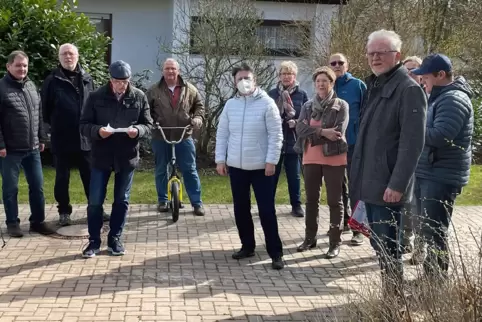 Beim Rundgang mit Ortsvorsteher Alexander Haas (rechts) wurden die Wege unter die Lupe genommen.