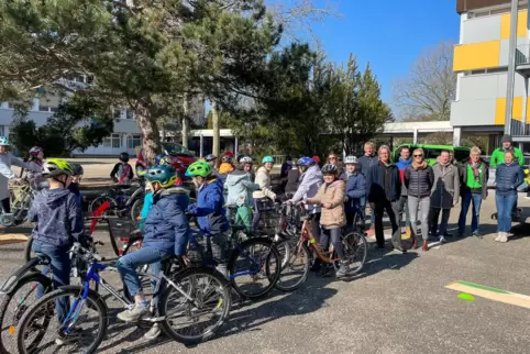 Sicher im Straßenverkehr: Die Schülerinnen und Schüler des Speyerer Schwerd-Gymnasiums. Sicher im Straßenverkehr: Die Schülerinnen und Schüler des Speyerer Schwerd-Gymnasiums.