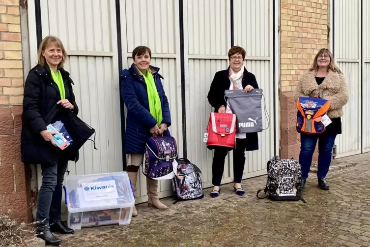 Haben Materialkisten f&uuml;r Schulen gepackt: (von links) Vize-Pr&auml;sidentin des Kiwanis-Clubs Nicole Kaminsky, Kiwanis-Mitglied Rosi 