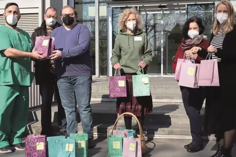 Schokoladiges Dankesch&ouml;n: Empfangen wurden Noah Claus (Dritter von links) und Inge Trageser-Glaser (Zweite von rechts) von Verwa